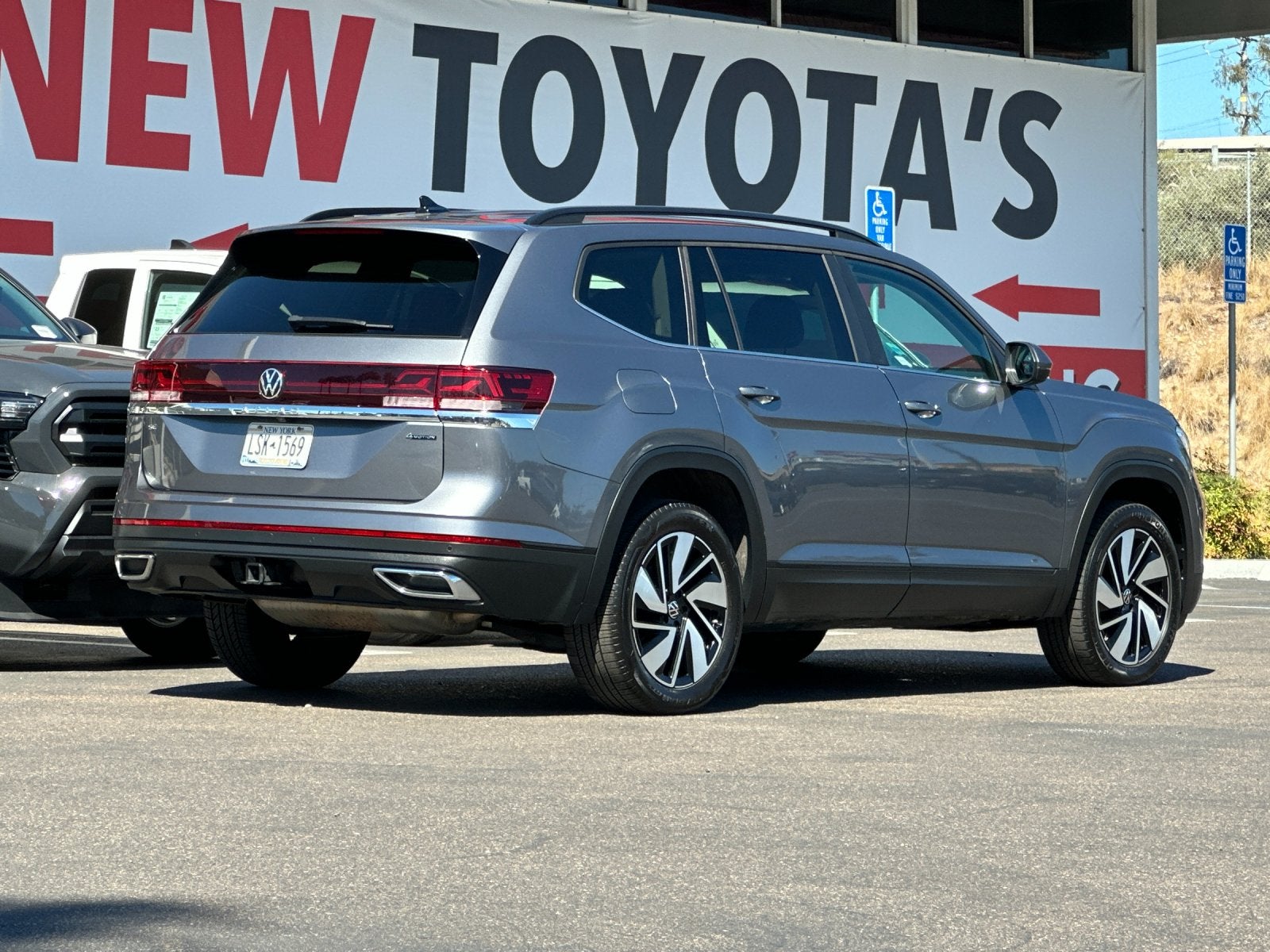 2025 Volkswagen Atlas 2.0T SE w/Technology