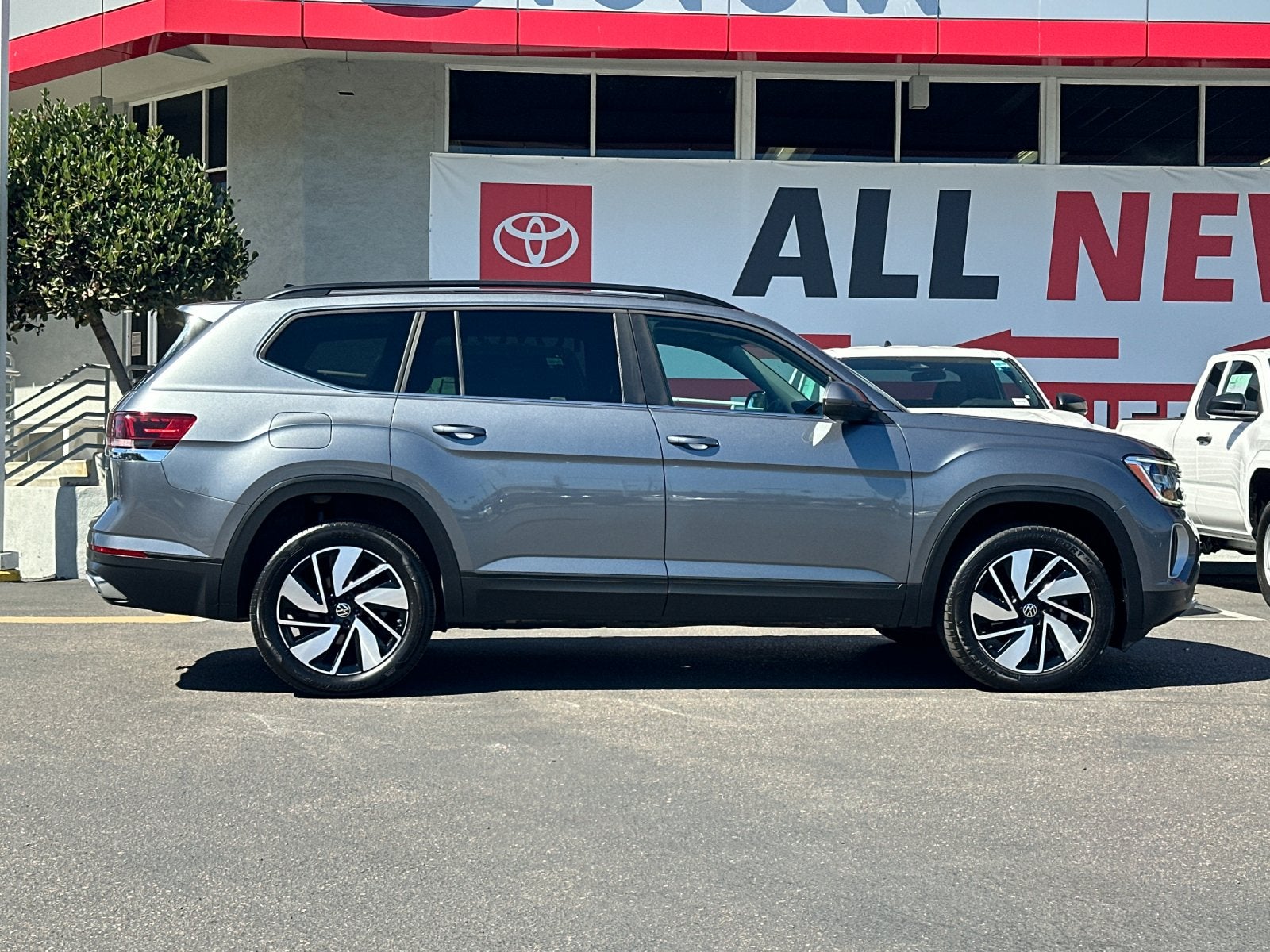 2025 Volkswagen Atlas 2.0T SE w/Technology