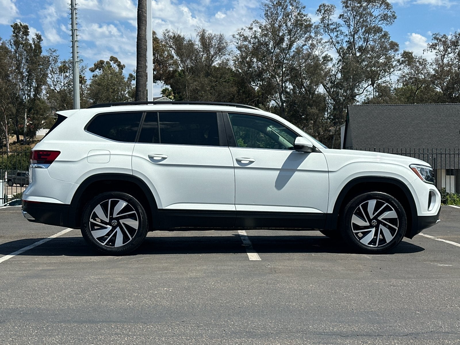 2024 Volkswagen Atlas 2.0T SE w/Technology