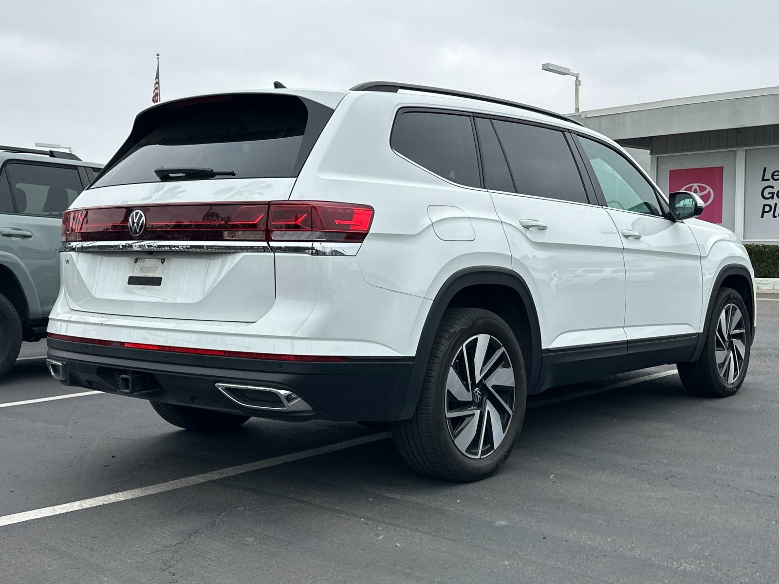 2025 Volkswagen Atlas 2.0T SE w/Technology