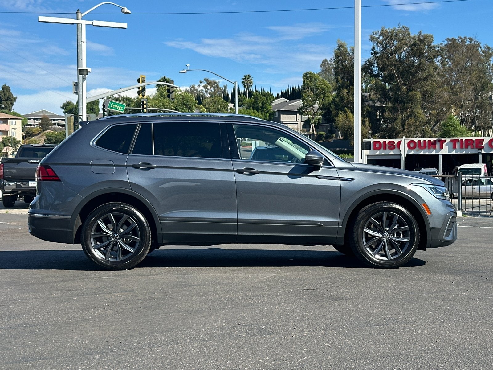 2023 Volkswagen Tiguan 2.0T SE