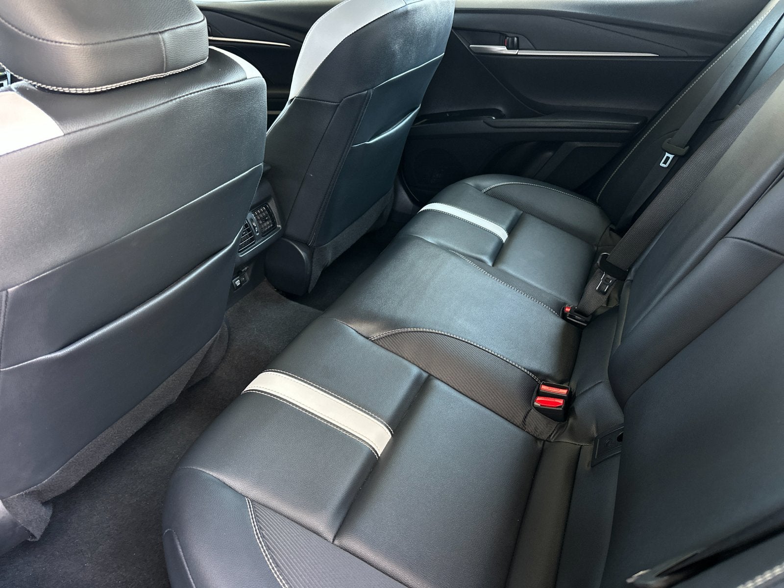 2025 Toyota Camry SE - Photo 10