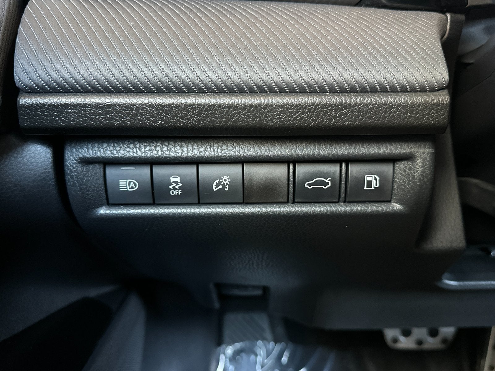 2025 Toyota Camry SE - Photo 25