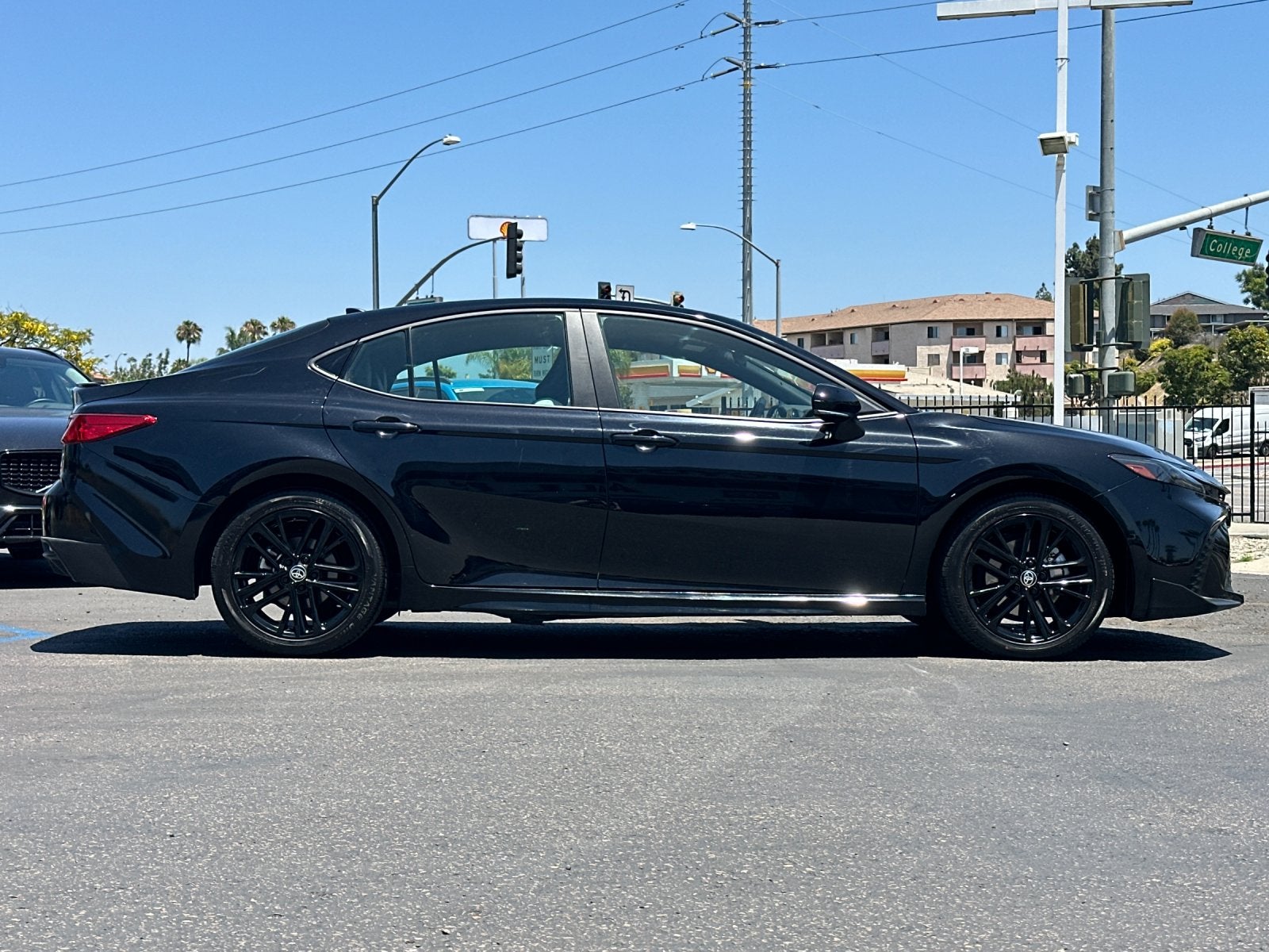 2025 Toyota Camry SE - Photo 6