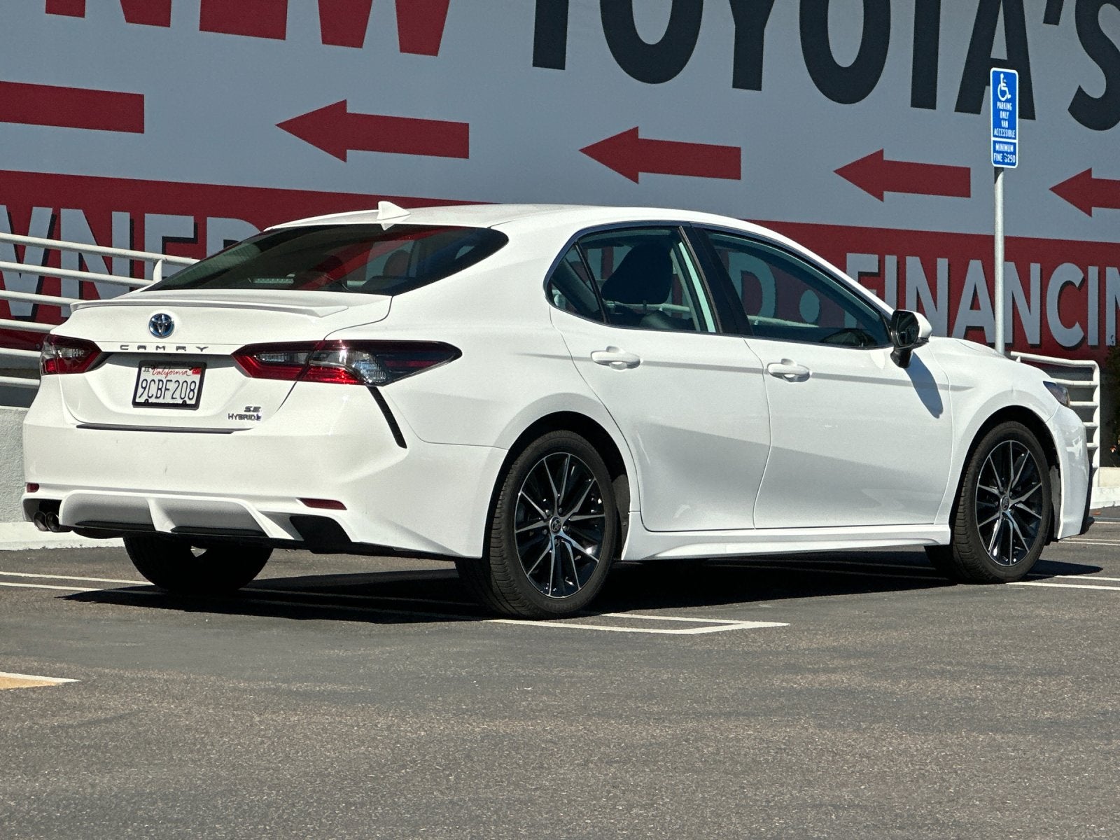 2022 Toyota Camry Hybrid SE