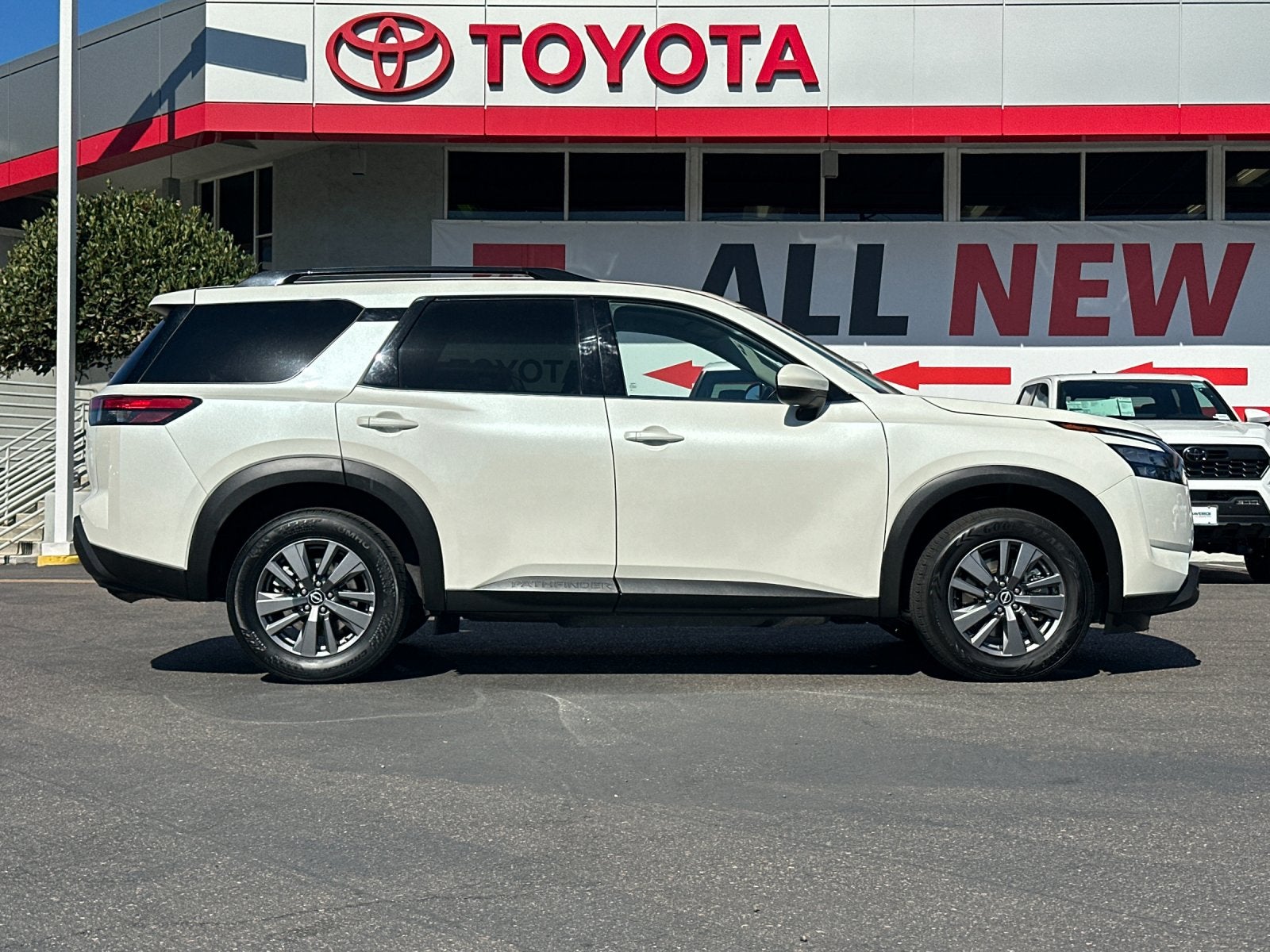 2024 Nissan Pathfinder SV