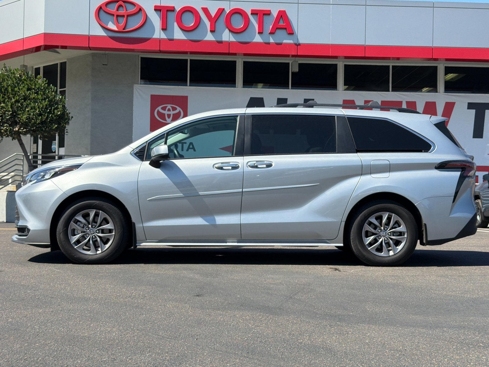 2025 Toyota Sienna XLE 8 Passenger