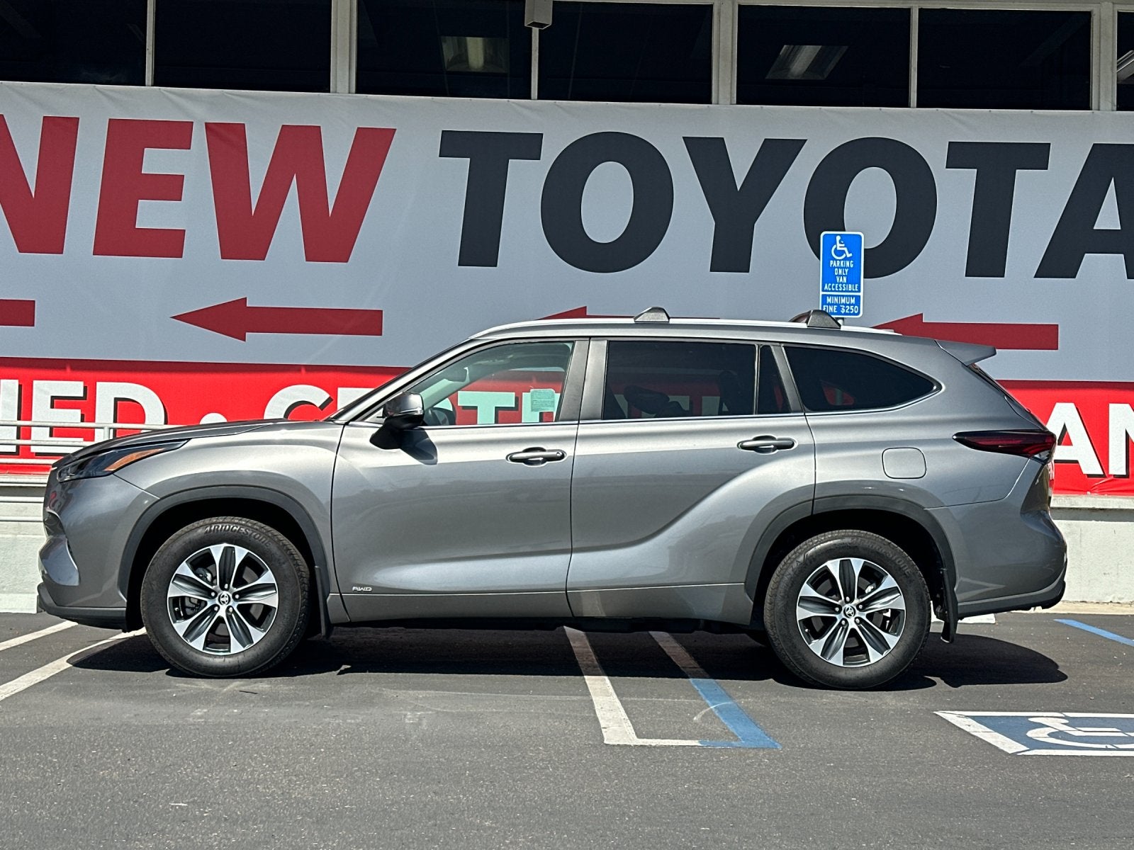 2025 Toyota Highlander Hybrid XLE