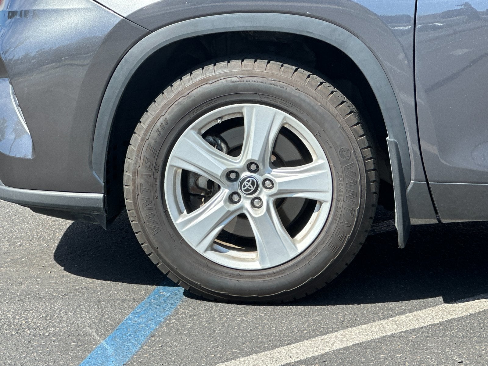 2024 Toyota Highlander LE