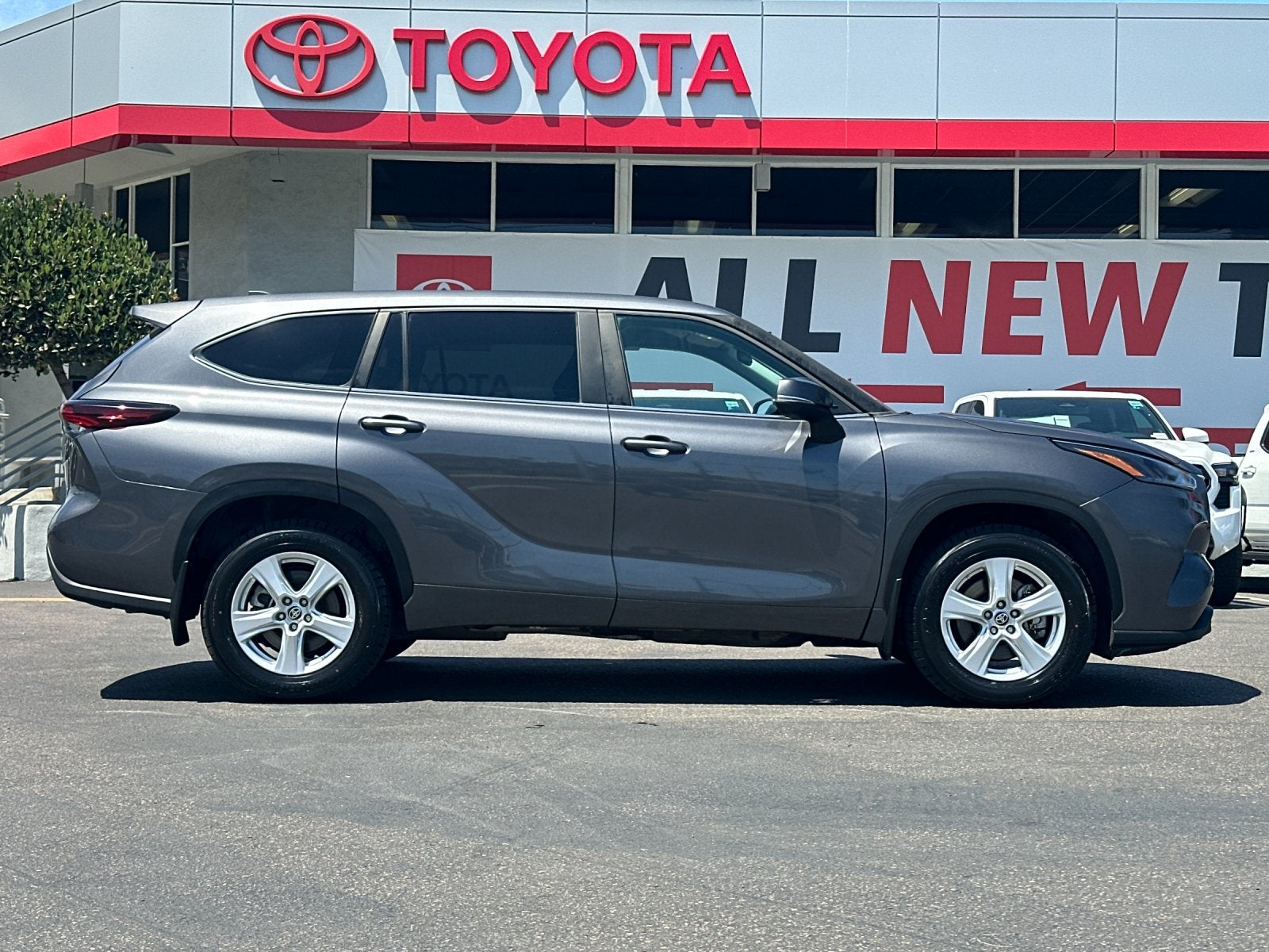 2024 Toyota Highlander LE