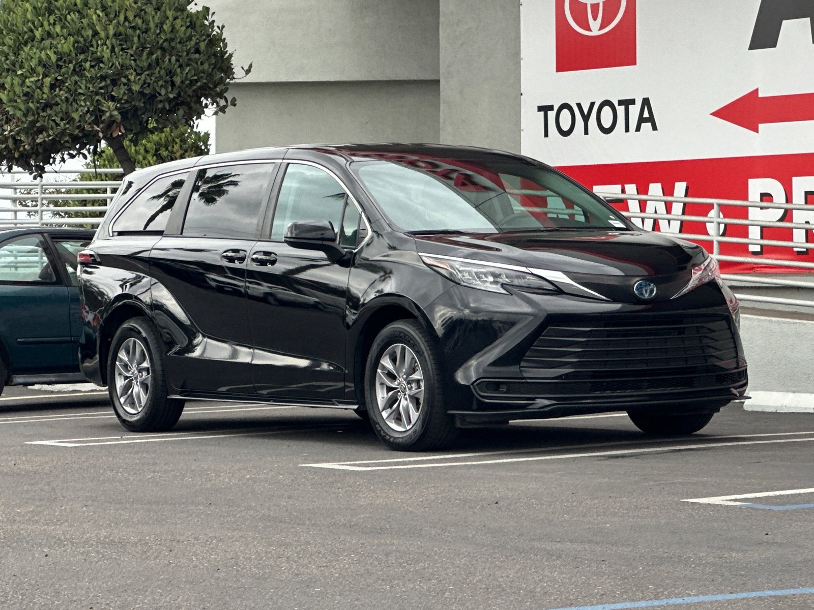 2024 Toyota Sienna LE 8 Passenger
