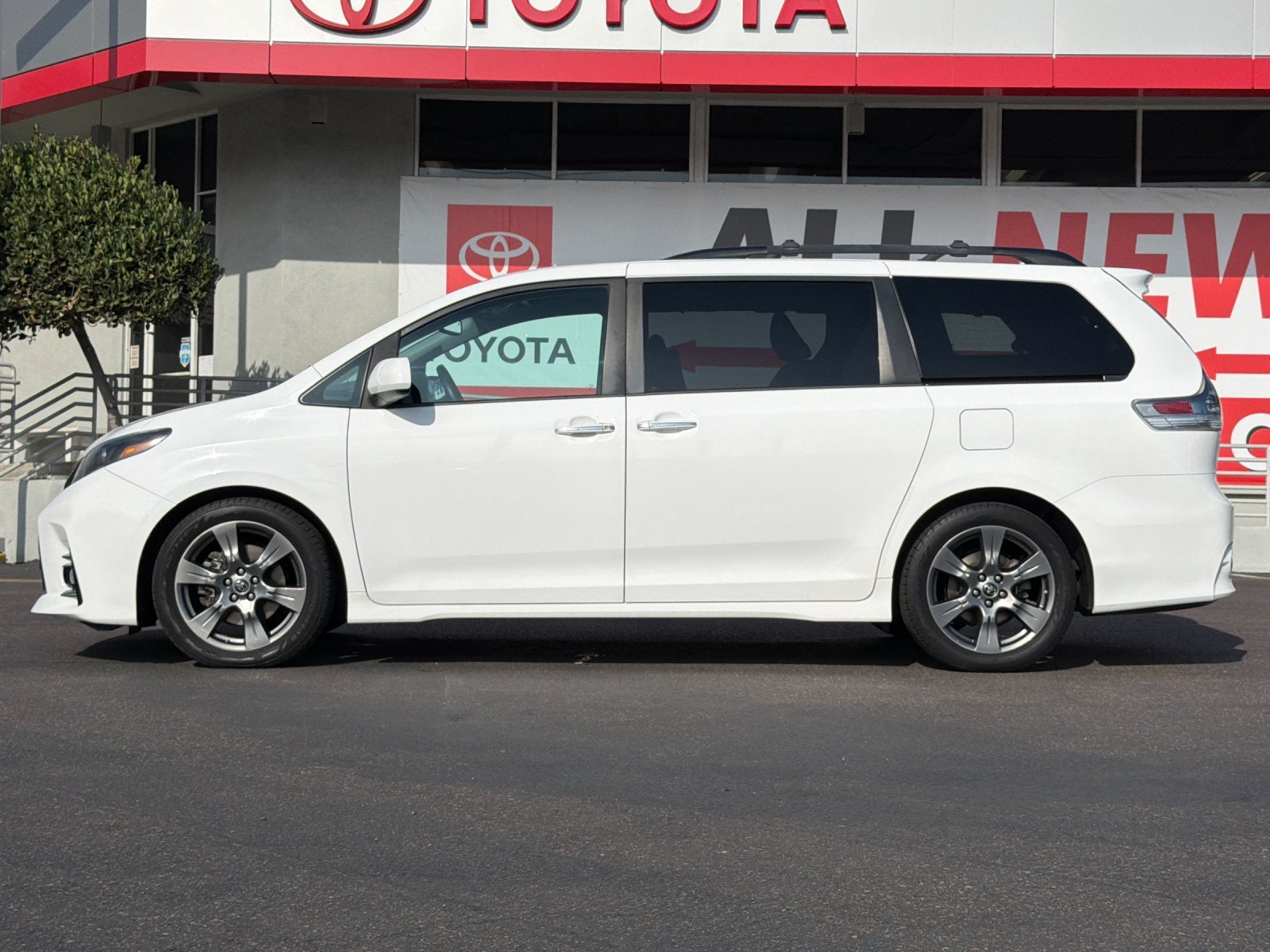2018 Toyota Sienna SE Premium 8 Passenger