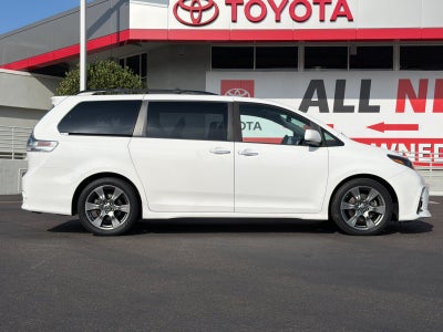 2018 Toyota Sienna SE Premium 8 Passenger