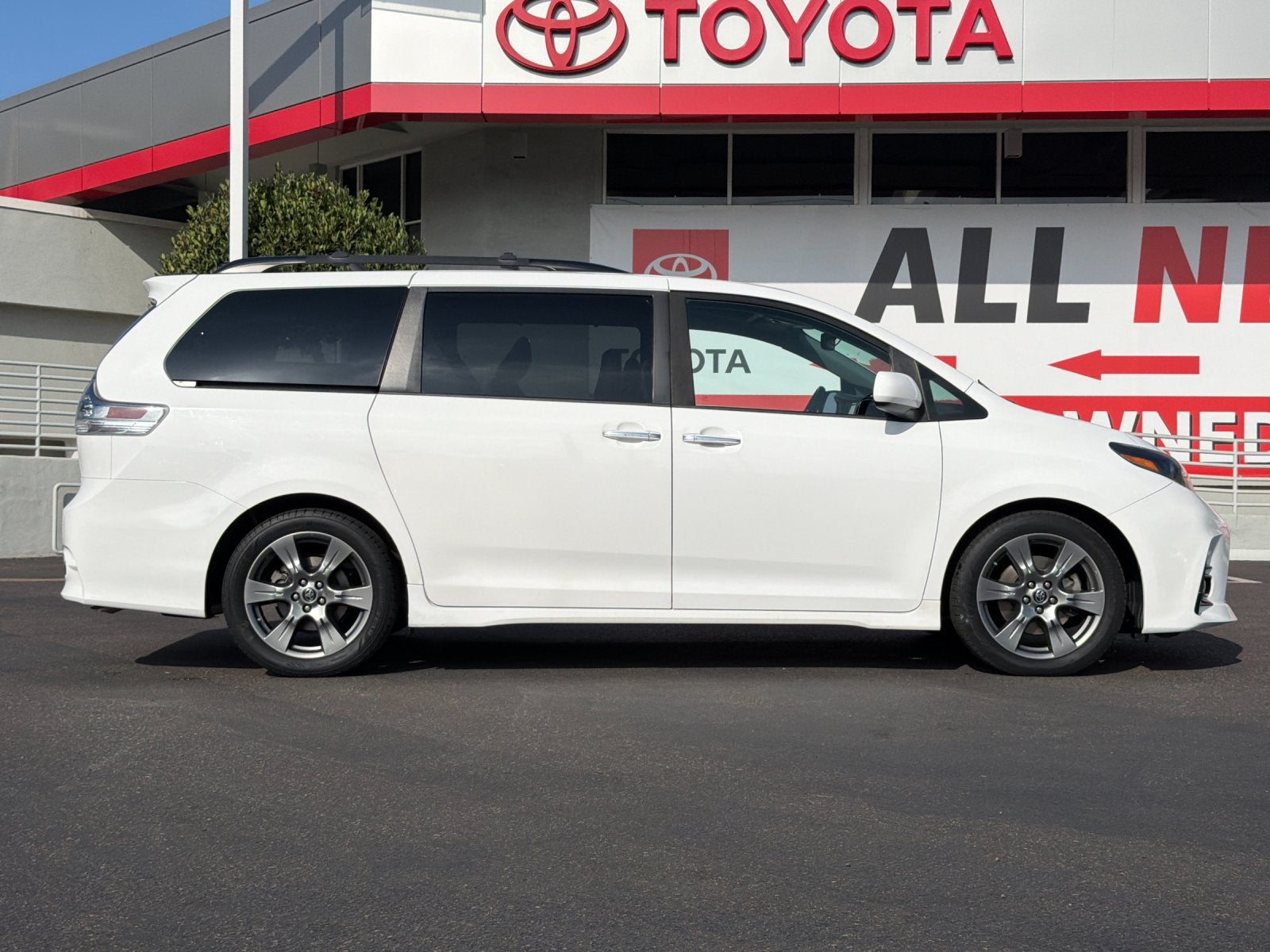 2018 Toyota Sienna SE Premium 8 Passenger