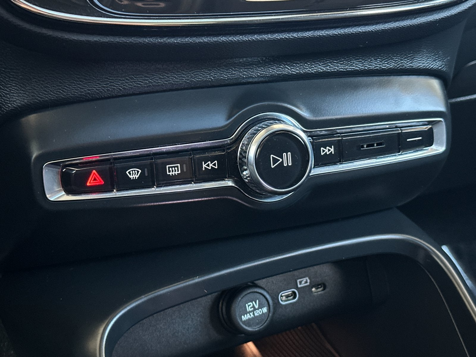 2025 Volvo XC40 B5 Plus Bright Theme