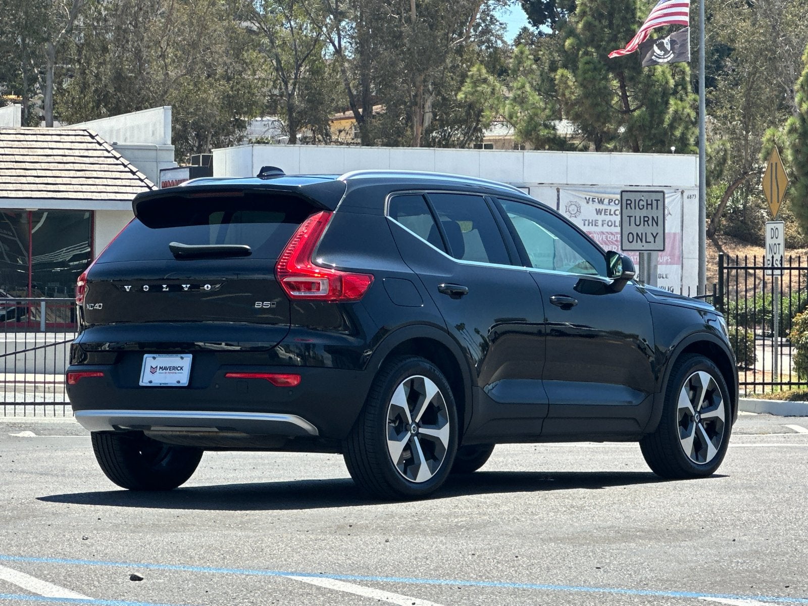 2025 Volvo XC40 B5 Plus Bright Theme