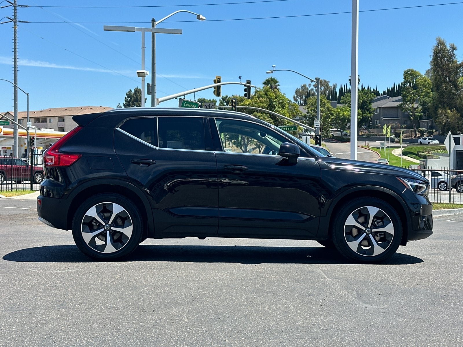 2025 Volvo XC40 B5 Plus Bright Theme